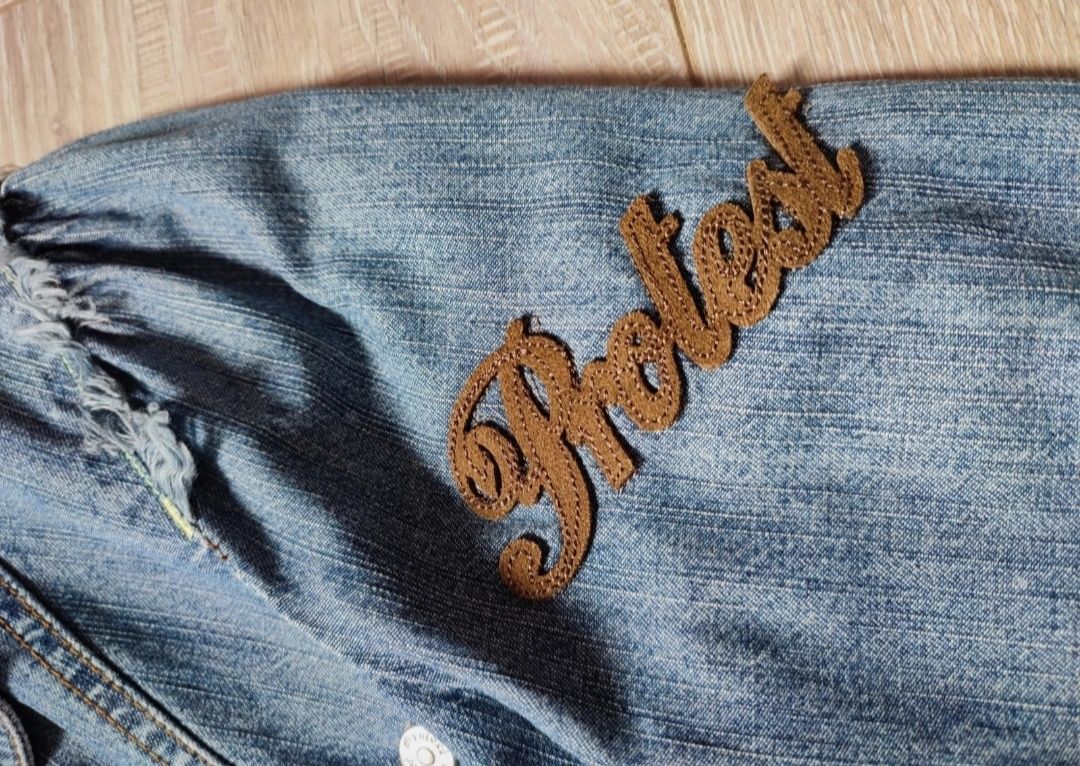Nietuzinkowa kurtka jeansowa
