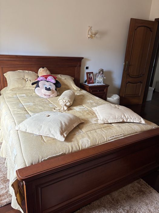Quarto madeira: cama e colchao