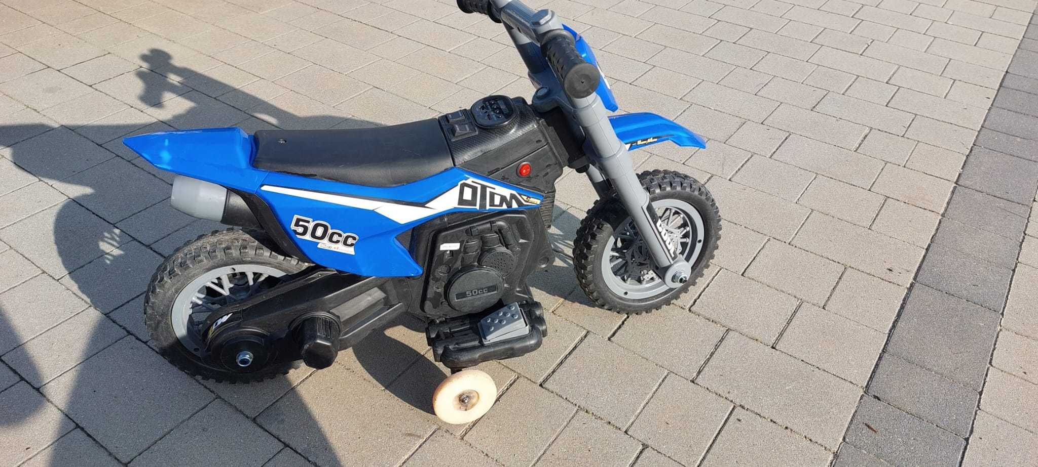 motor V-cross na akumulator