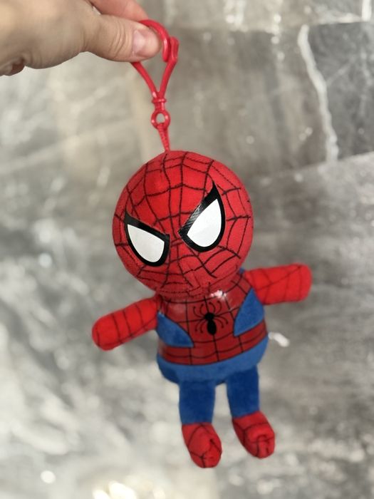 Maskotka pluszak spiderman z plastikowym breloczkiem