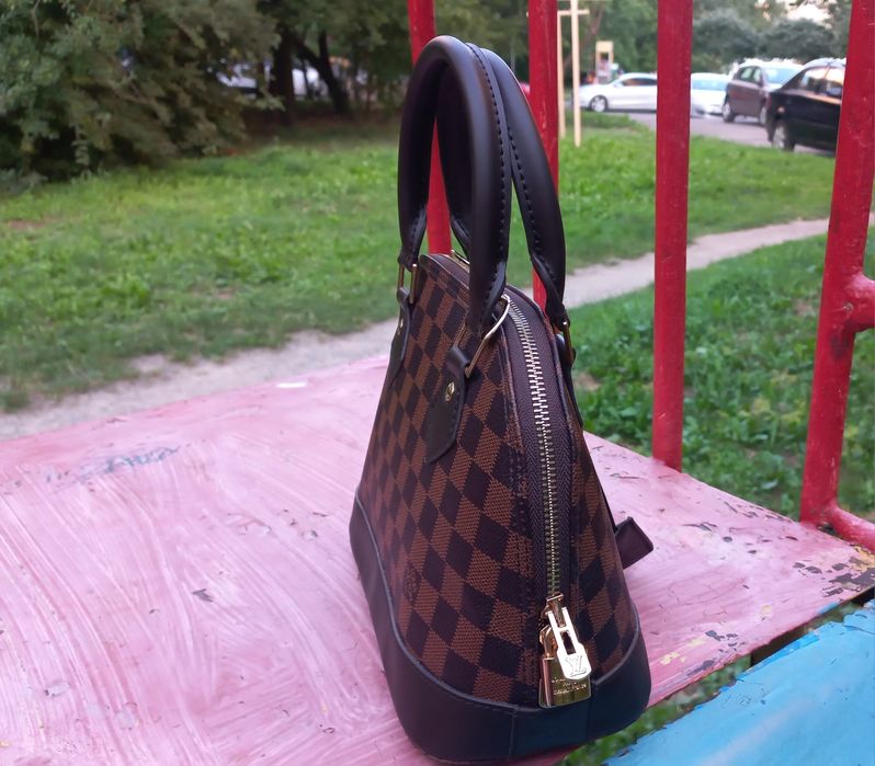 Сумка Луї Віттон Louis Vuitton з золотими аксесуарами,червона всередин