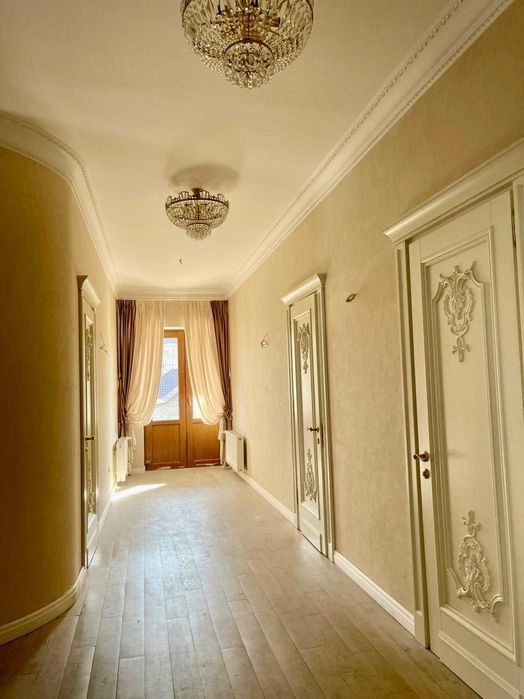 Фешенебельний будинок у стилі Liberty • 380 м² • басейн • тераса