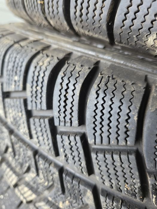 Opony zimowe dwu letnie 235 70 r16 jak nowe 23rok