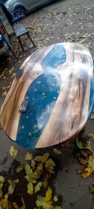 Stół z żywicy led