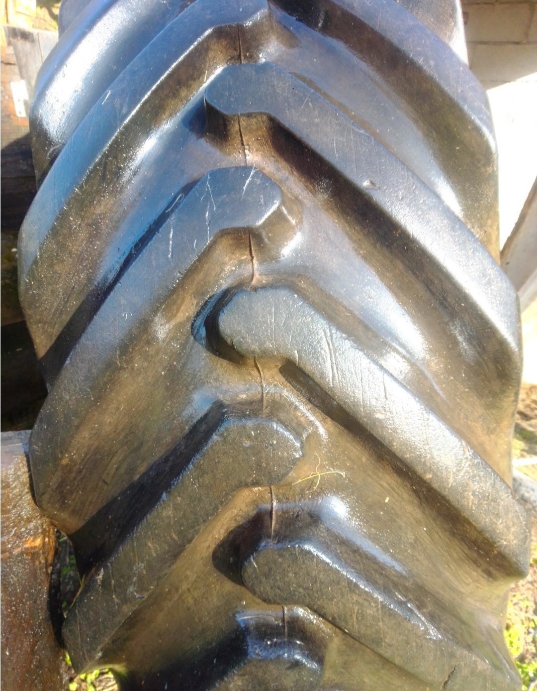 Pneu retroescavadora JCB