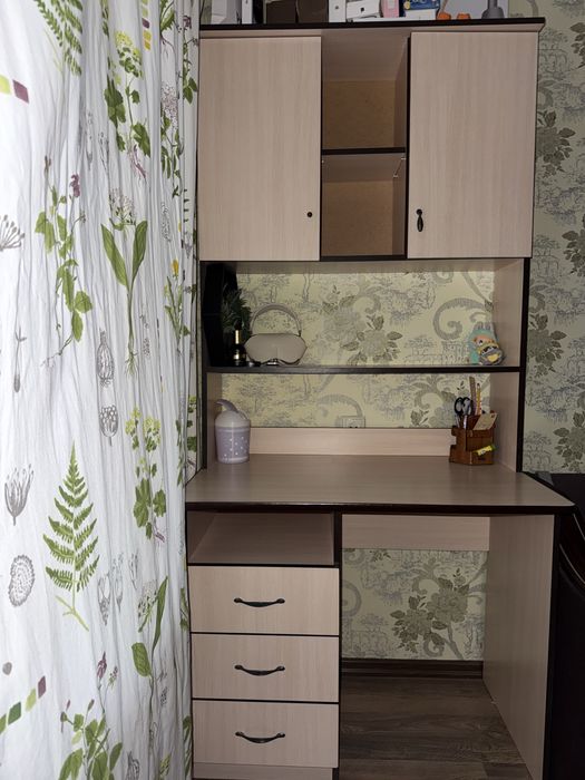 Письмовий стіл з надбудовою, парта, компʼютерний стіл з полицями, стіл