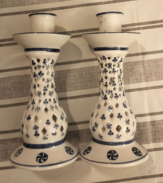 Par de castiçais antigos sem marca de fabricante.