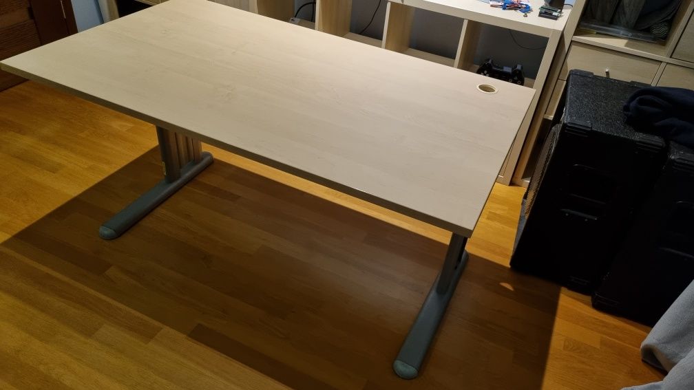 Solidne biurko jasne