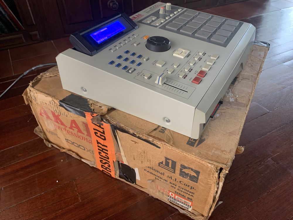 Akai mpc 2000 xl upgrades: 8 saidas + eb16 + ram+ecran novo+CF