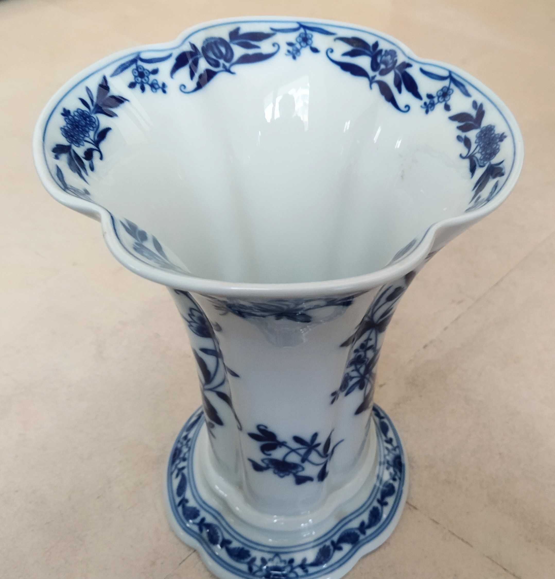 Vaso pequeno Eduardo II porcelana Margão da Vista Alegre