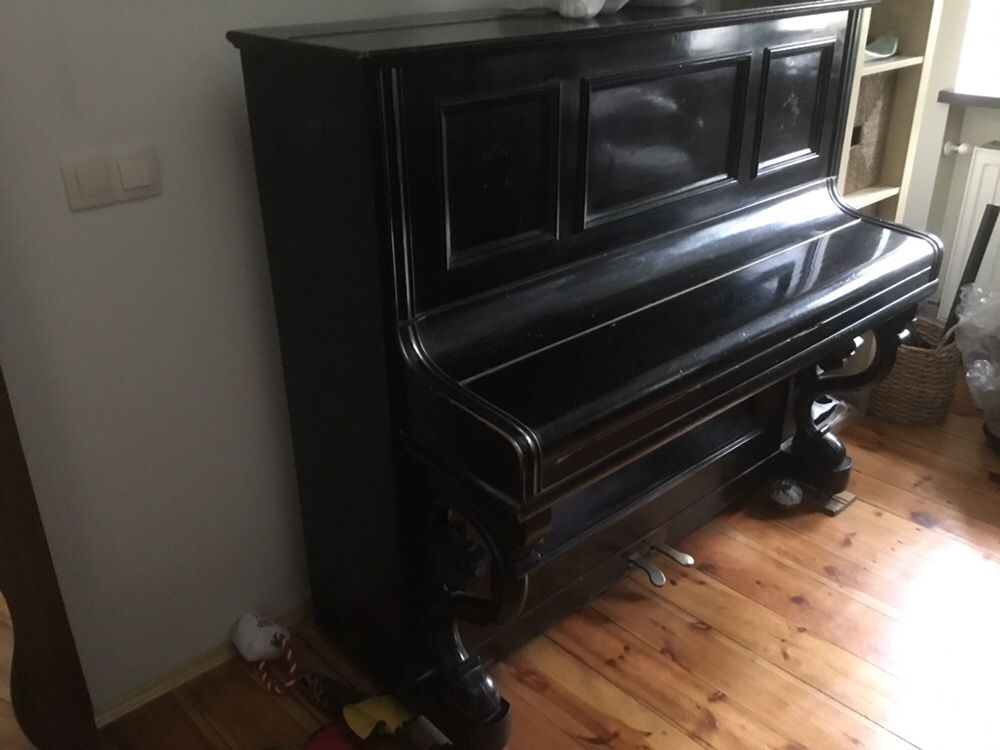 Pianino antyk  czarne akustyczne .
