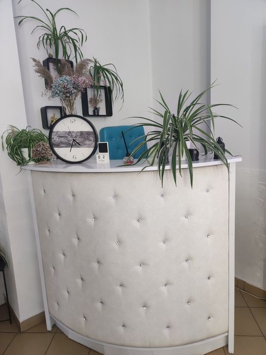 Меблі для салону краси...рецепція...крісло педикюрне...візажн й стіл.