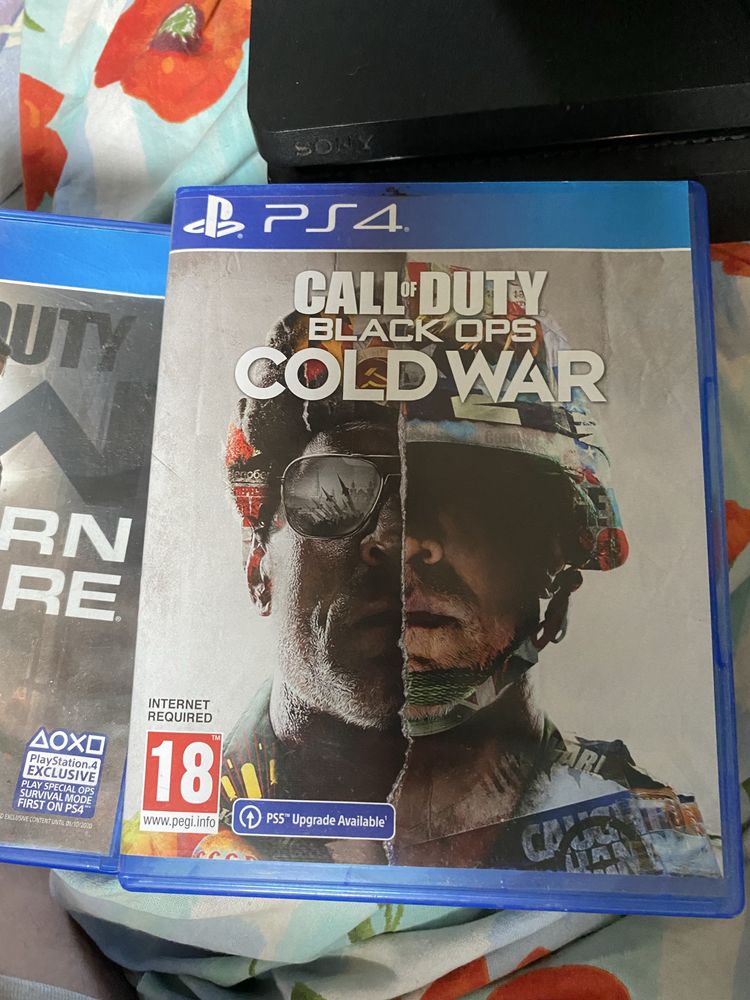 Sprzedam ps4 z grami i 2 padami
