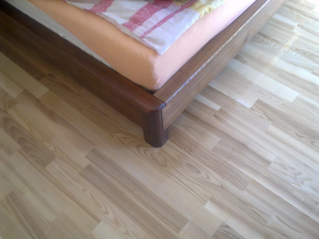 Łóżko drewniane jesionowe 160/200 plus komoda i szafki nocne