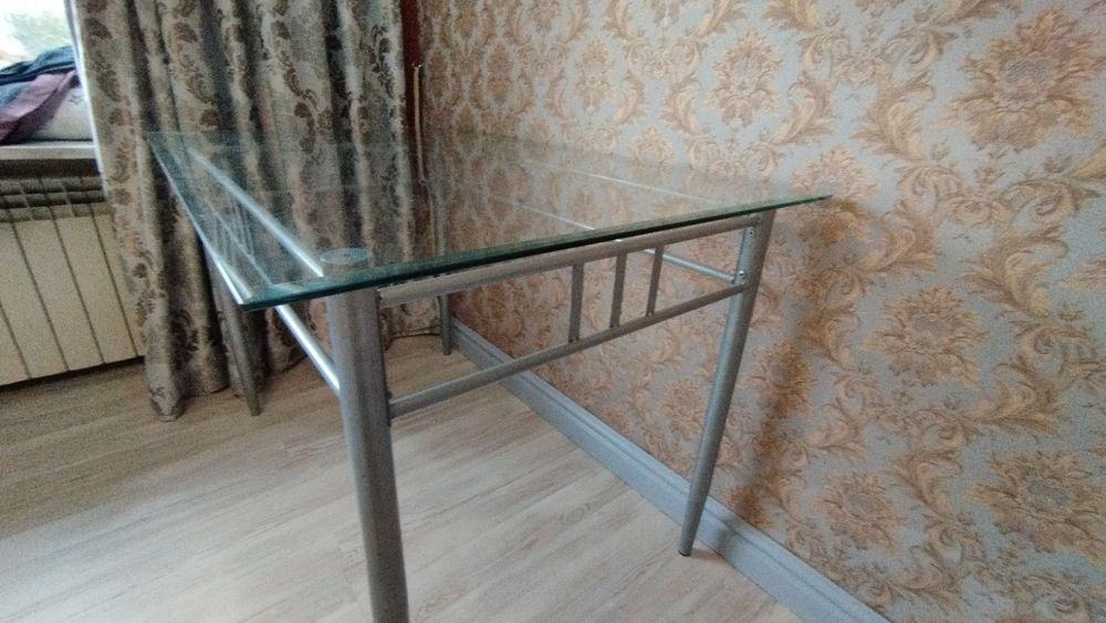 Продам скляний стол
