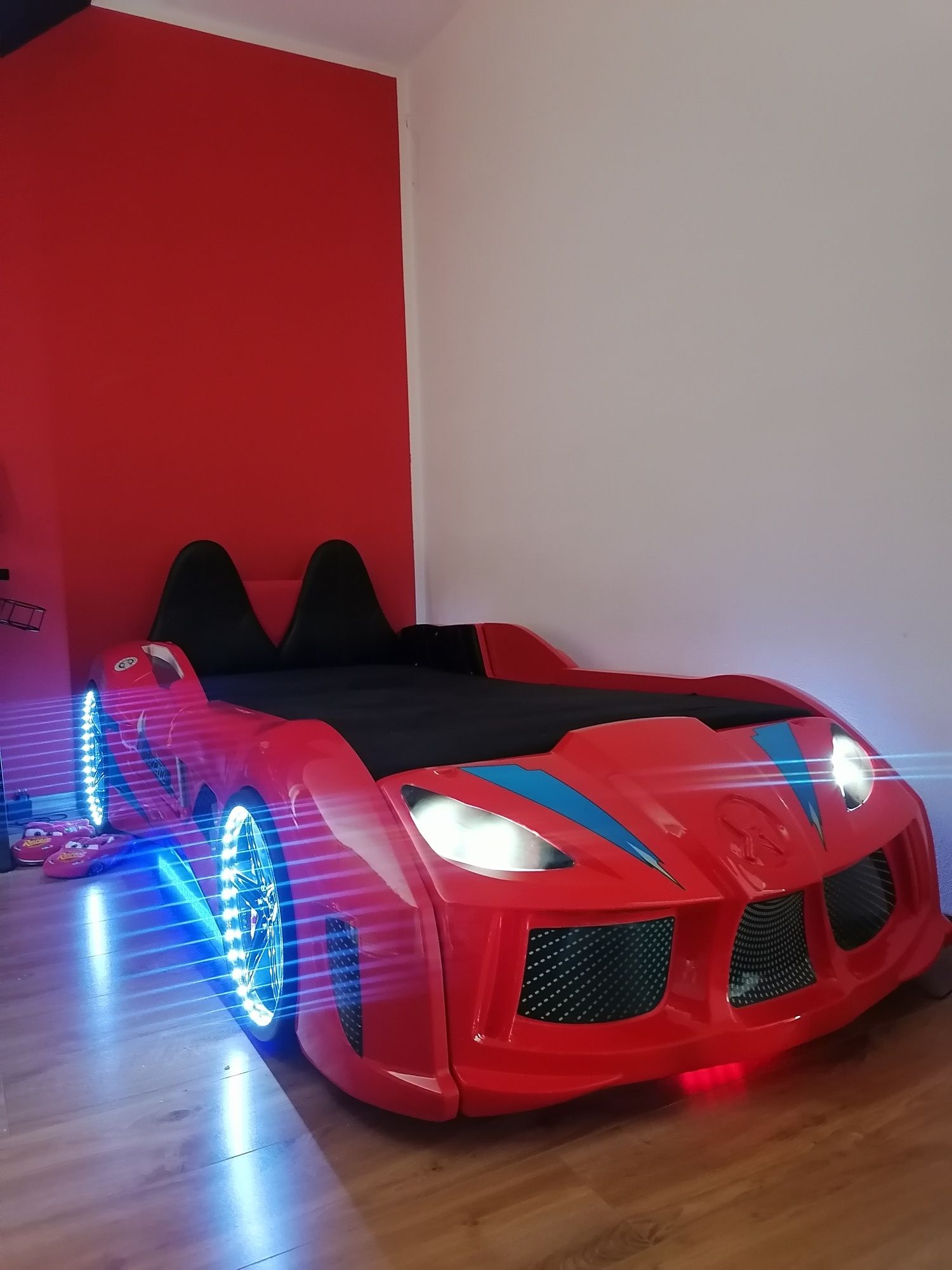 Łóżko auto z materacem