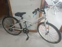 Bicicleta nova  BTWIN 24 X 1.75 preço é de 150 a 200 euros