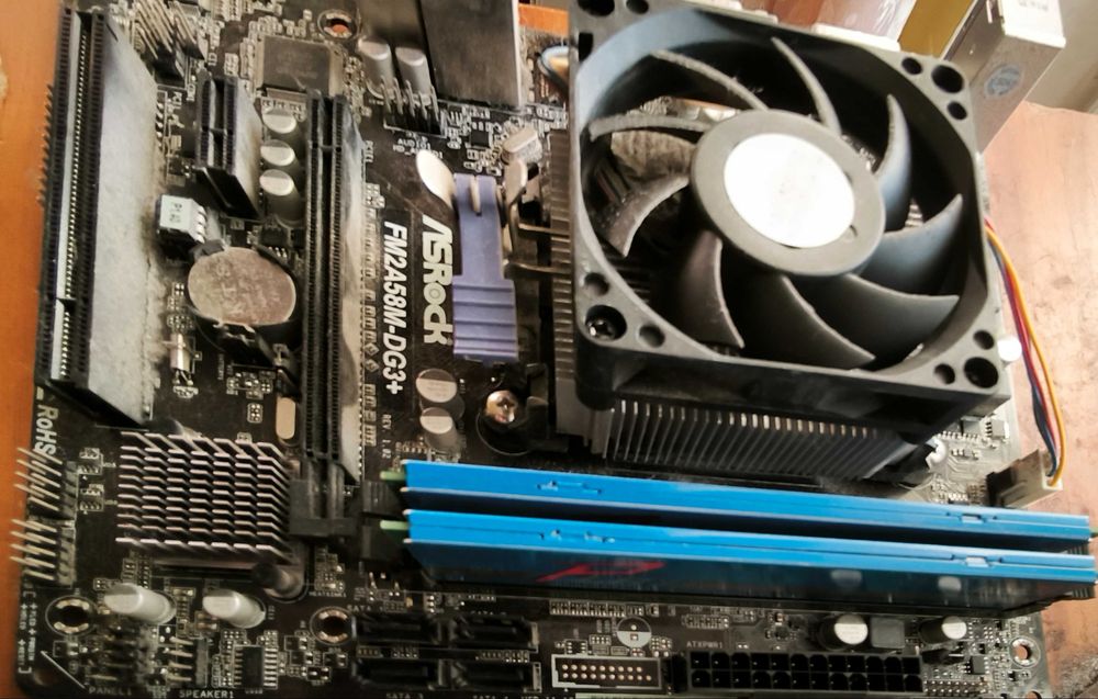 Материнская плата, процессор,память.