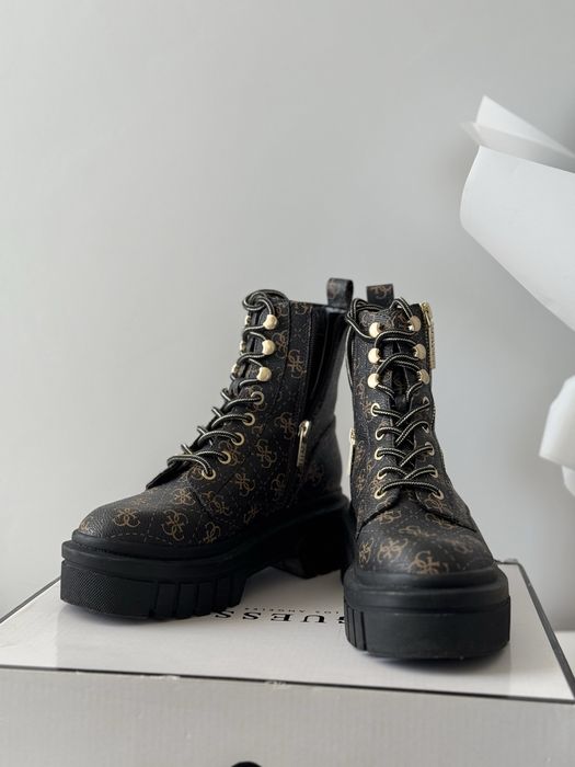 Продам жіночі ботинки Guess