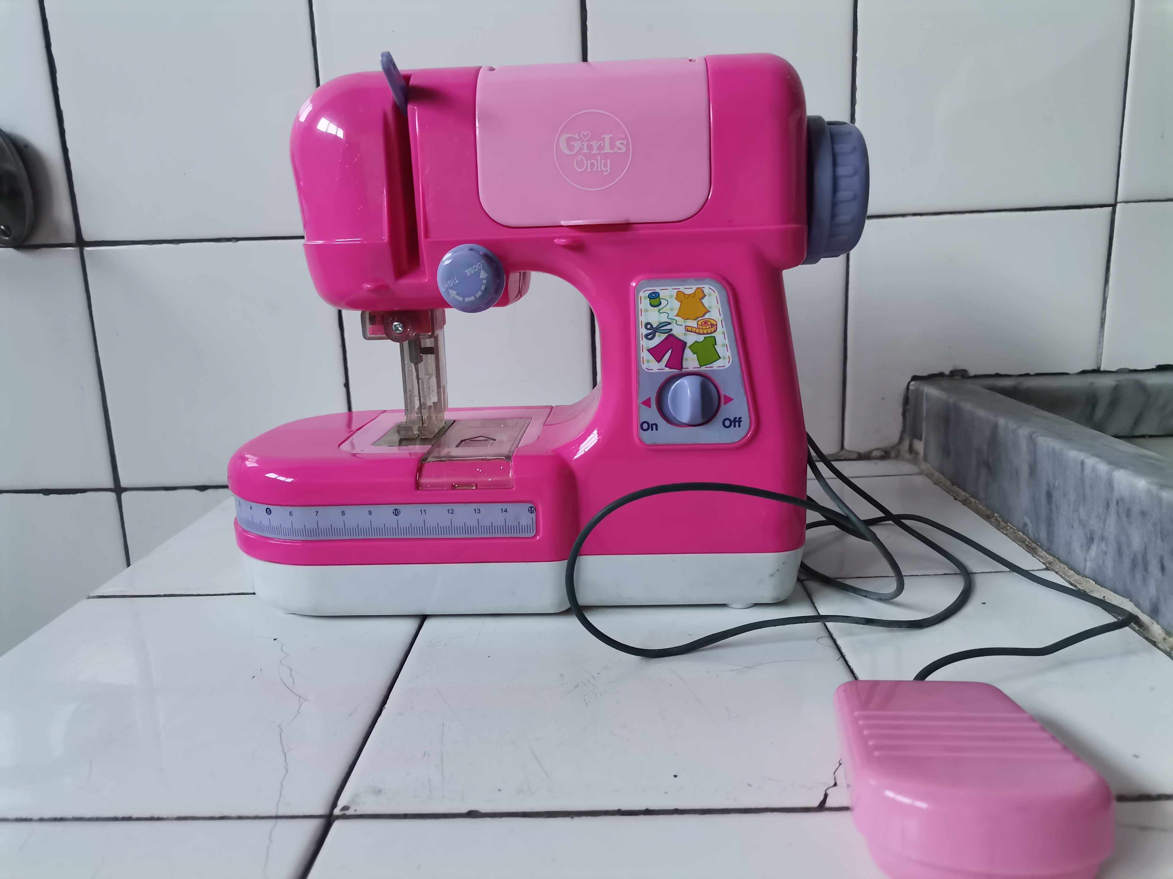 Máquina de costura cor-de-rosa para crianças