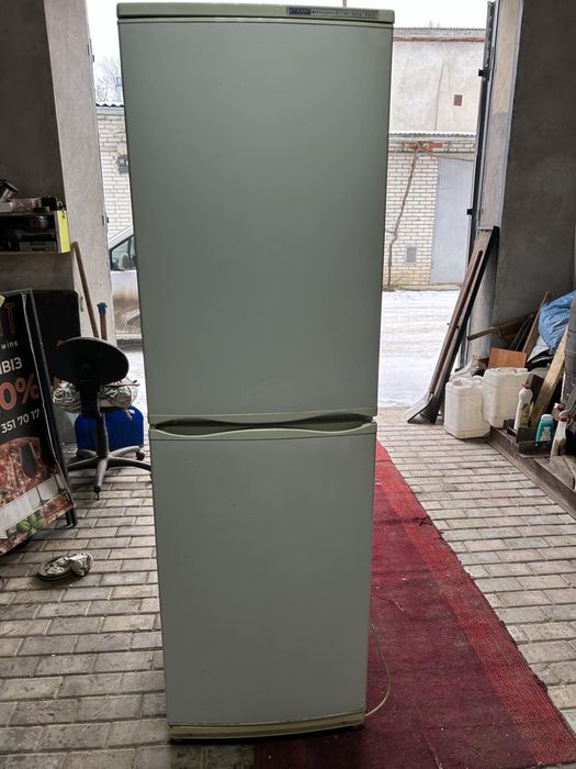 Холодильник з морозилкою Атлант