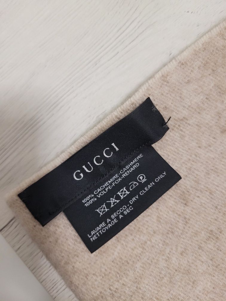 Lenço- cachecol  GUCCI.