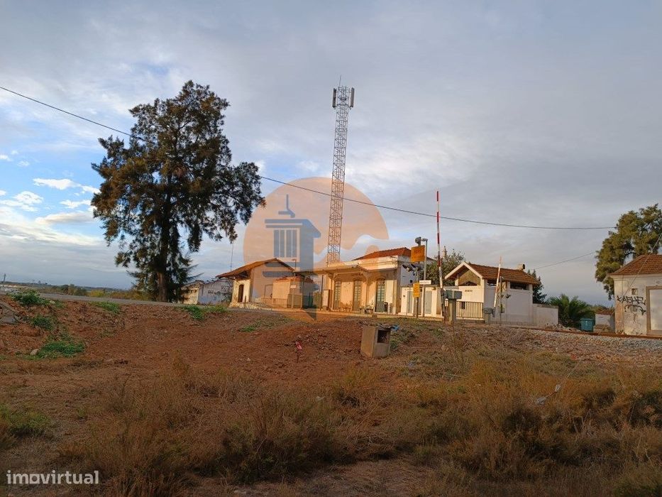Terreno Rustico Com 9.400 M2 Junto A Estação De Comboio De Castro M...