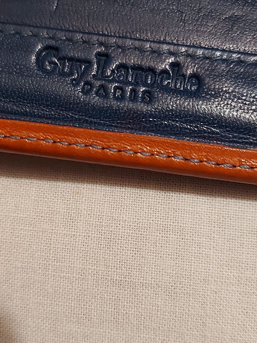 Carteira da Guy Laroche em Pele e Tecido.