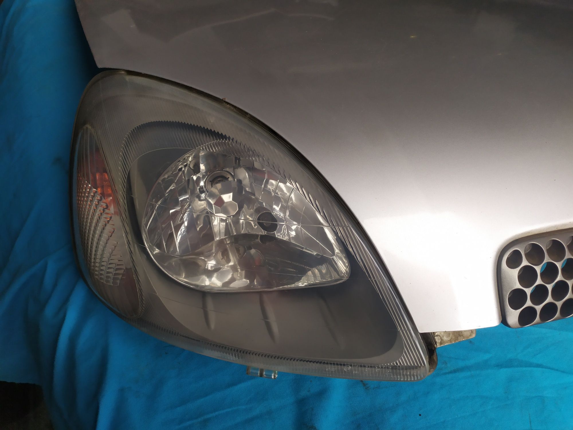 Faróis, capô originais Toyota Yaris de 2002