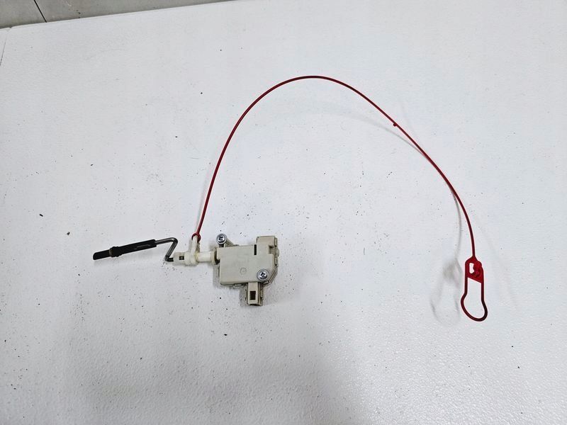 AUDI Q7 4L SILNICZEK SIŁOWNIK KLAPKI WLEWU PALIWA 4L0810773B
