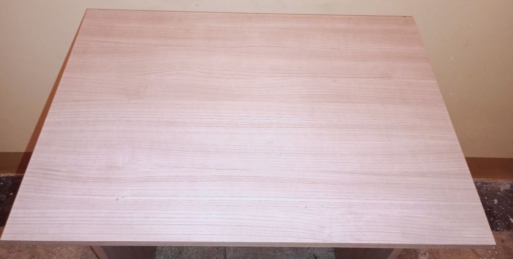 Małe biurko 72x70x50.