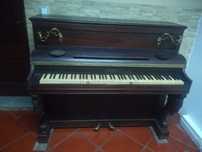 Piano antigo a funcionar bem