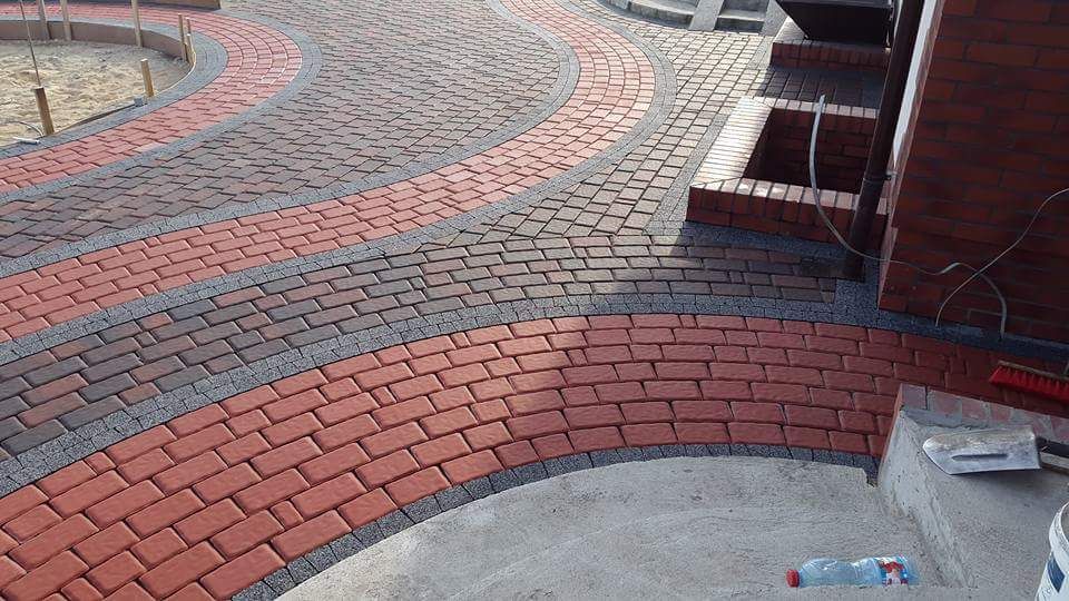 Maszynowe Układanie kostki brukowej utwardzenie terenu brukarstwo