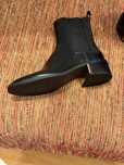 Botins em pele preta.