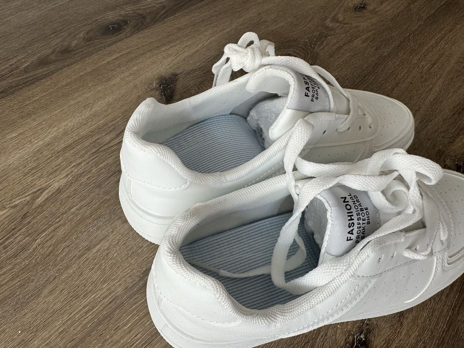 Tenis brancos simples