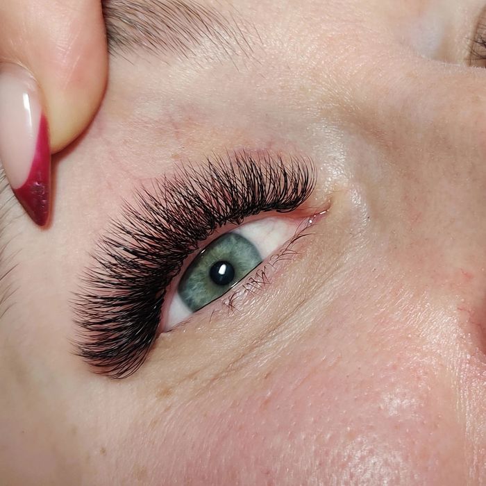 Нарощування вій та корекція брів