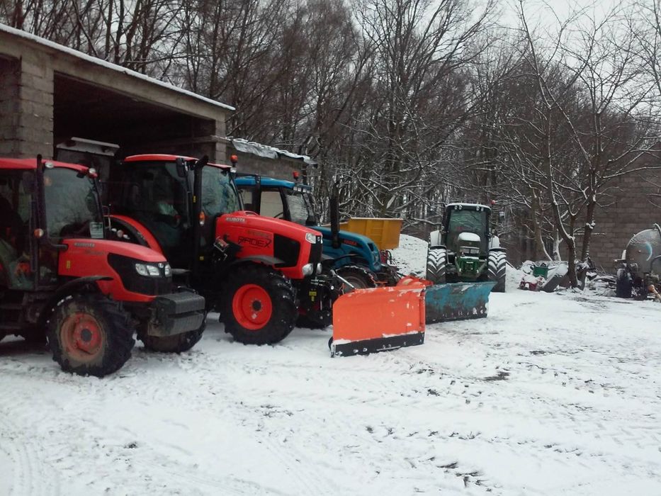 Odśnieżanie ciągnikiem dróg parkingów placów