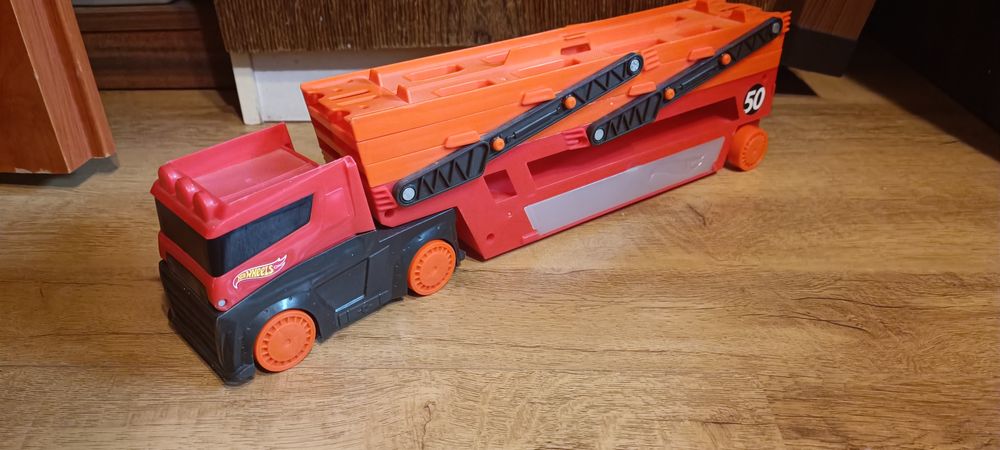 HOT WHEELS MEGA Transporter /laweta na 50 aut