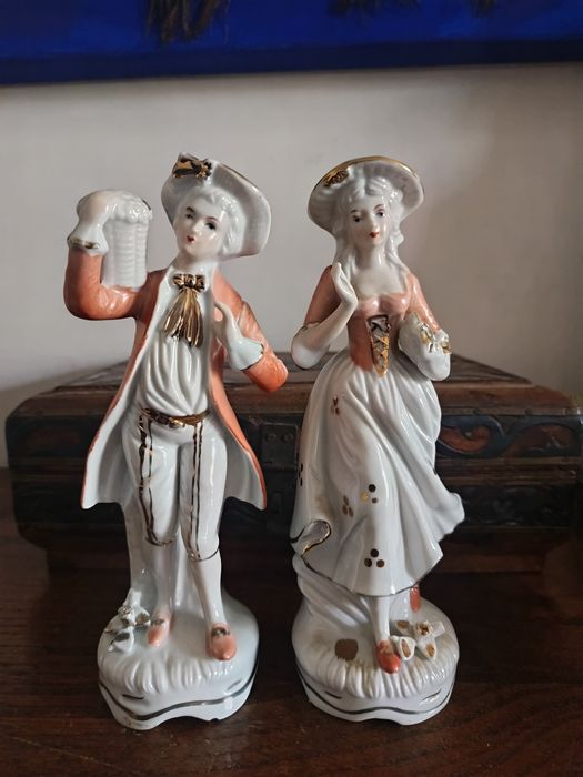 Par de estatuetas em porcelana da Korea