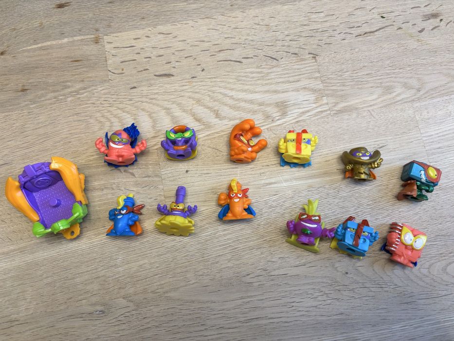 12 figurek super zings superzings pojazd