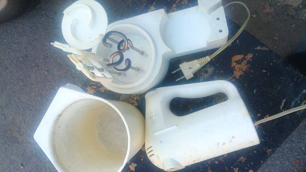 Міксер з насадками, підставкою та чашою. Працює.