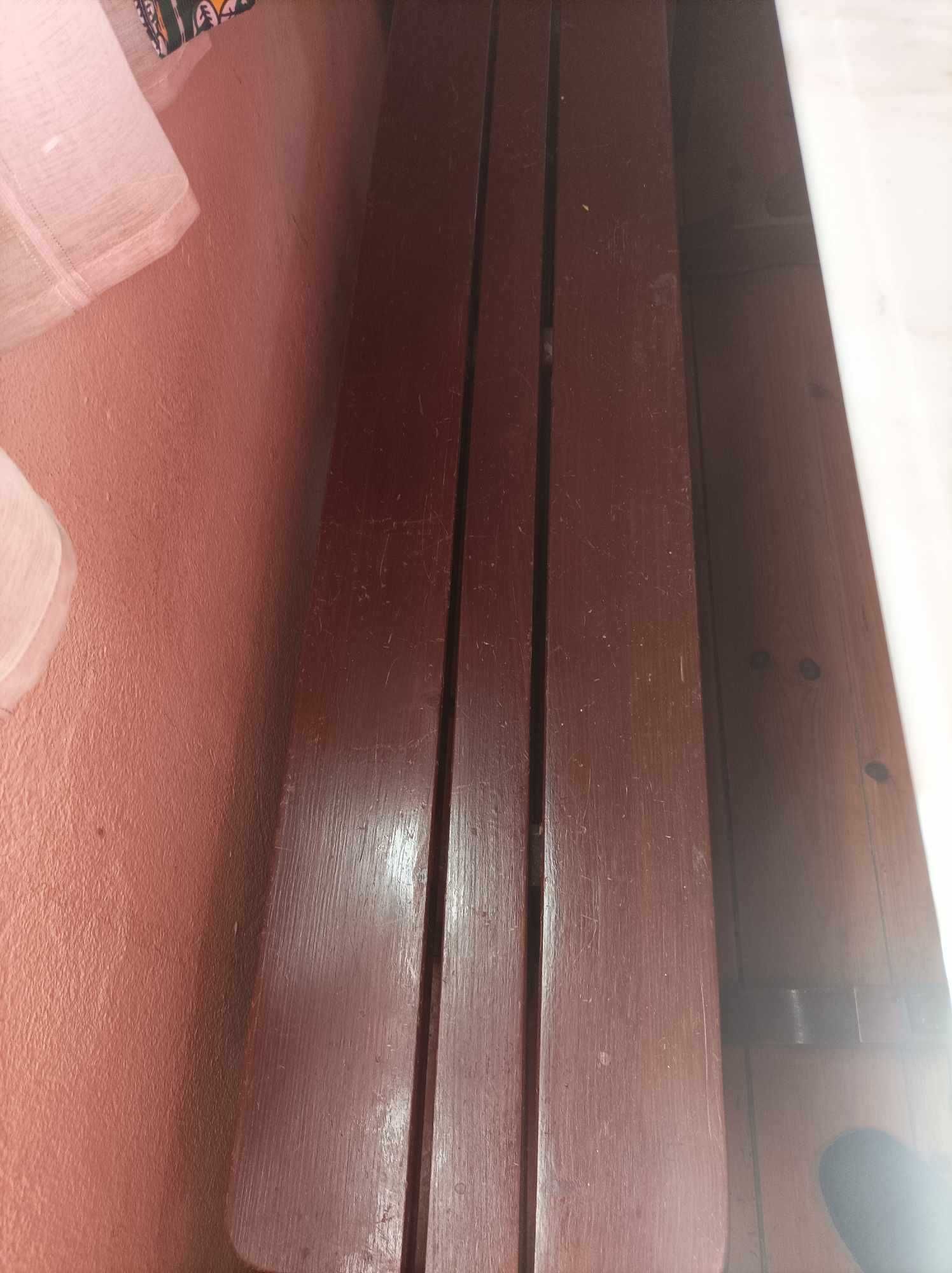 Mesa de madeira com tampo em mármore