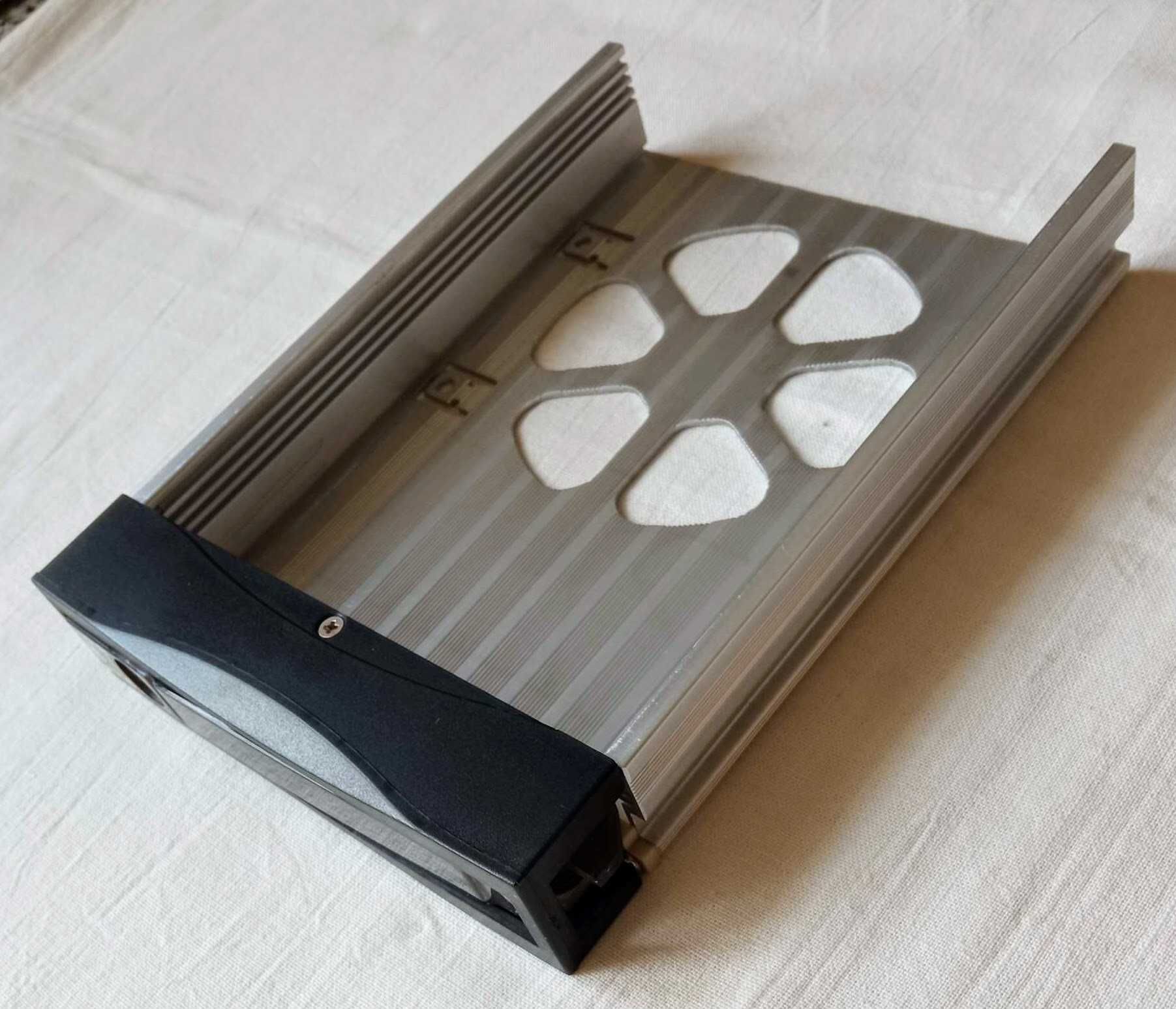 Kieszeń Chieftec SNT-3141 SATA 4x3,5" HDD na 4 dyski