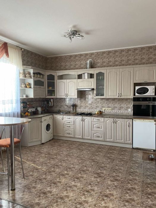 Продається двоповерховий будинок у місті Берестин.