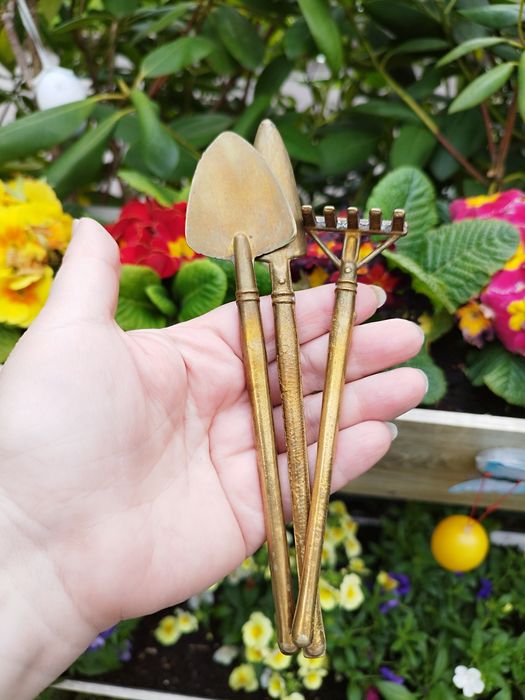 бидон бронза  с садовыми принадлежностями