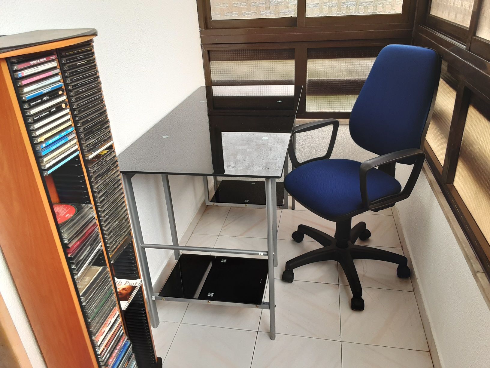 Vendo secretaria com cadeira em muito bom estado
