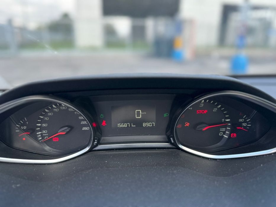 Peugeot 308 1.6 HDI 90KM 2015r  manuał lekko uszkodzony