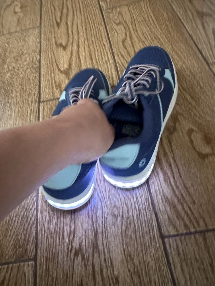 Кросівки що світяться для хлопчика 33р