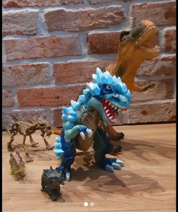 Zestaw dinozaurów: dinozaur 30 cm, 20 cm Giochi Preziosi i 2 małe