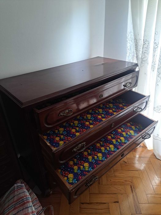 Gaveteiro de madeira em bom estado